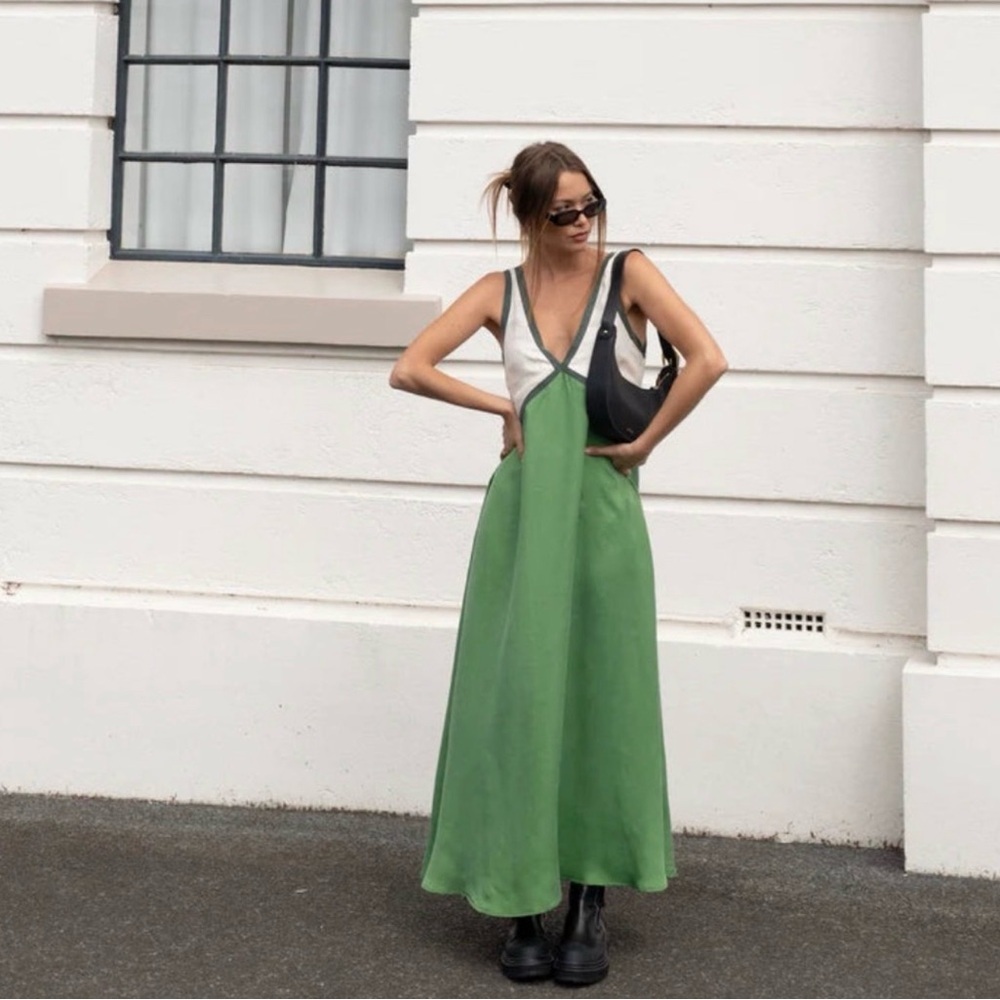 SANCIA Naomi Sleeveless V Neck Midi Dress Green Size Small